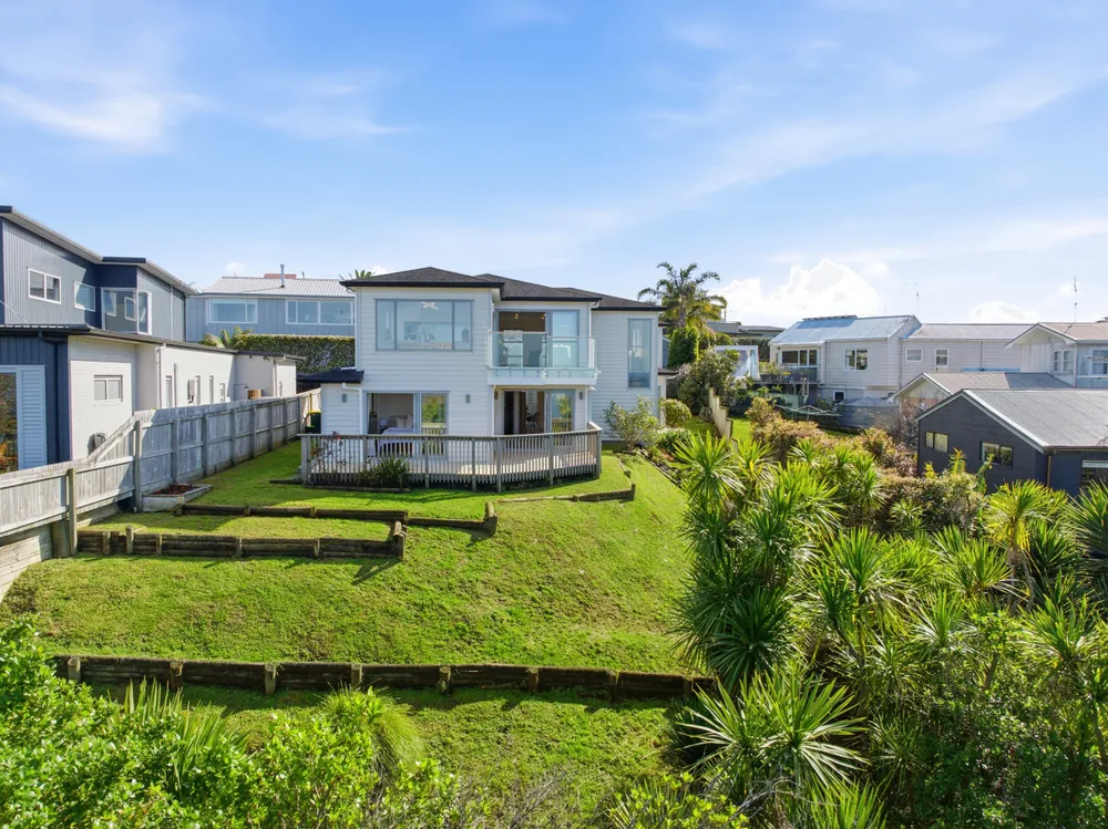 Photos of 1053b Whangaparaoa Road