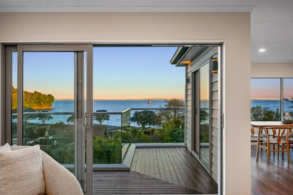 Photos of 1053b Whangaparaoa Road