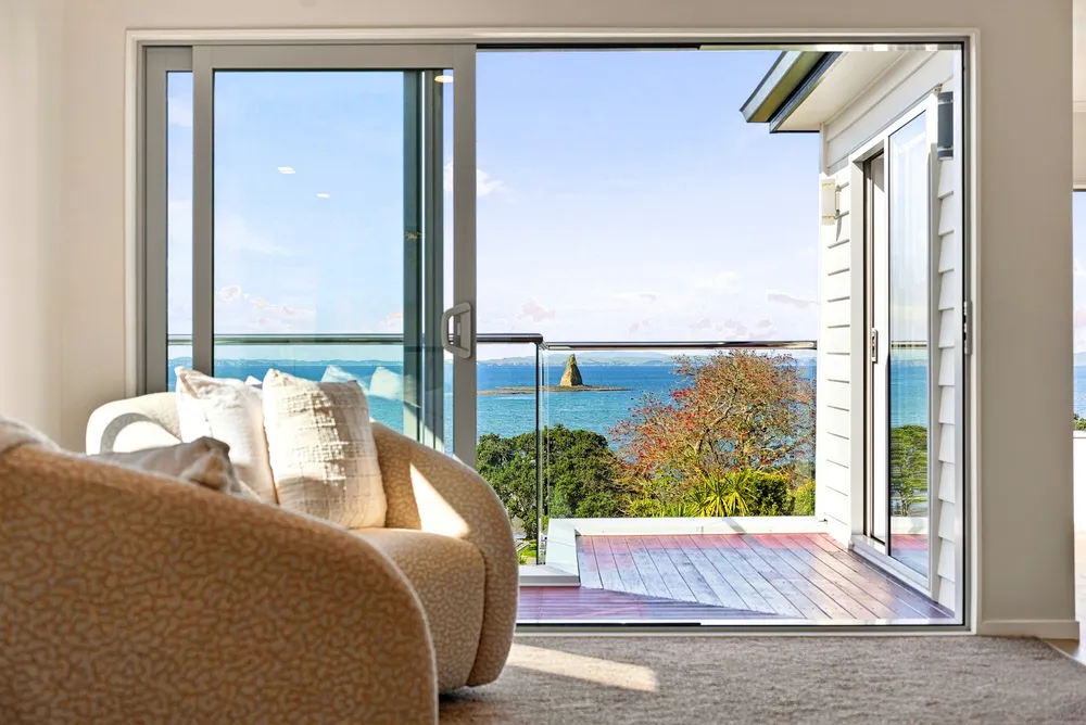 Photos of 1053b Whangaparaoa Road