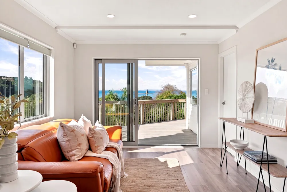 Photos of 1053b Whangaparaoa Road