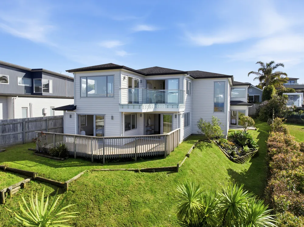 Photos of 1053b Whangaparaoa Road