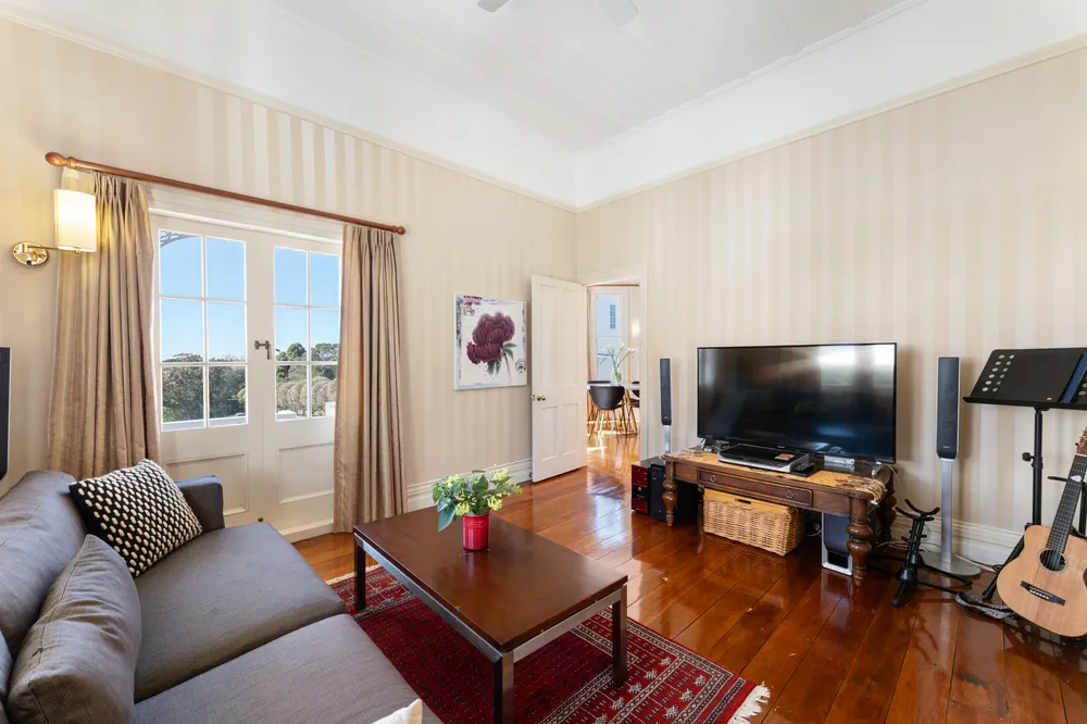 Photos of 306 Glengarry Road