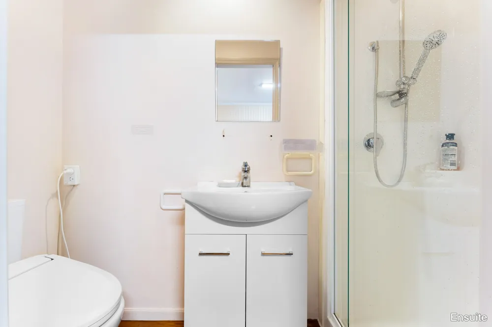 Photos of 306 Glengarry Road