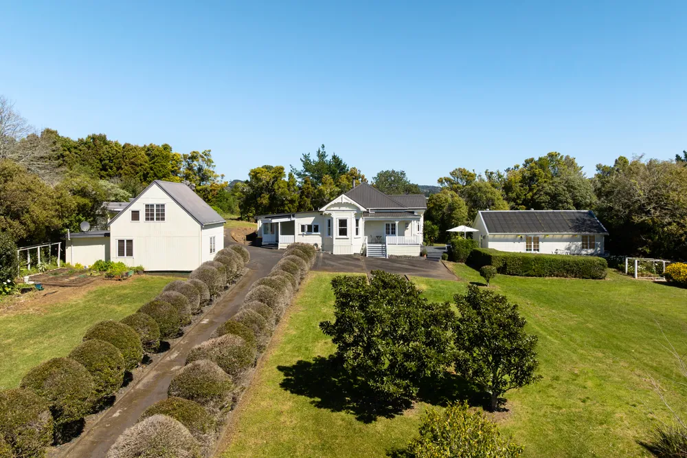 Photos of 306 Glengarry Road