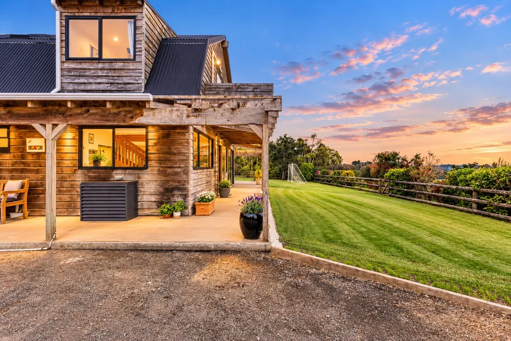 Photos of 290 Stoney Creek Road