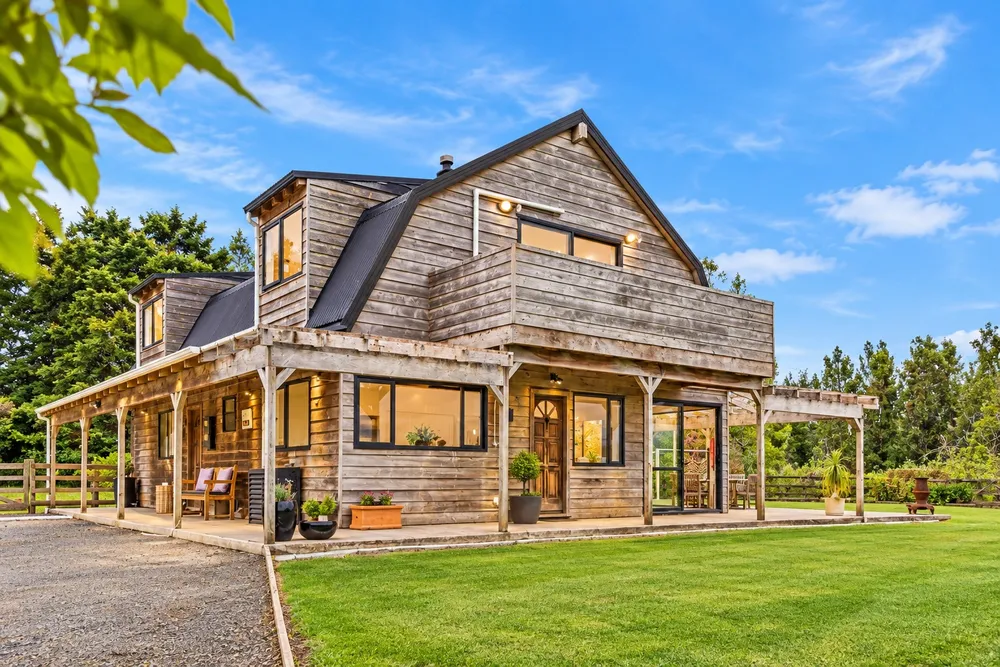 Photos of 290 Stoney Creek Road