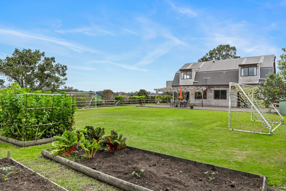 Photos of 290 Stoney Creek Road