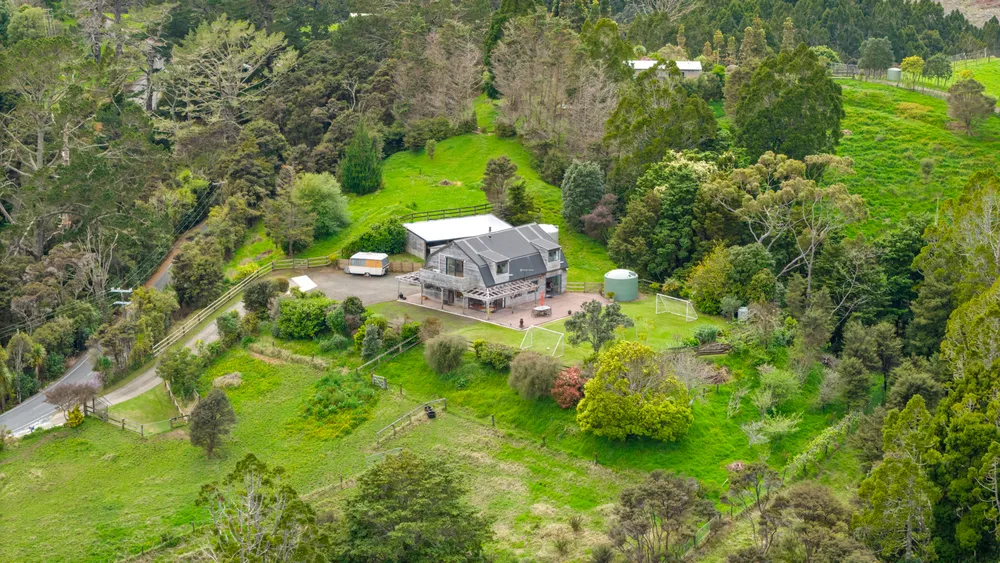 Photos of 290 Stoney Creek Road