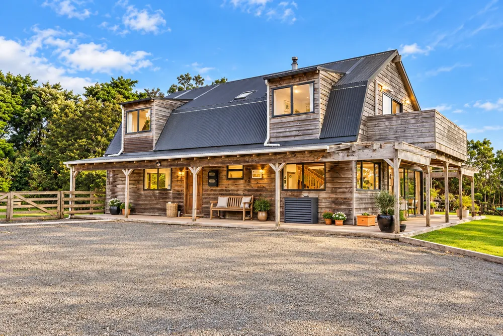 Photos of 290 Stoney Creek Road