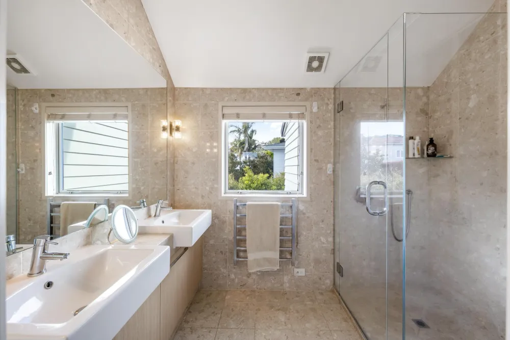 Photos of 496A Riddell Road