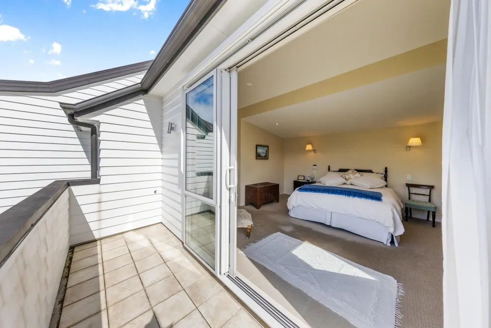 Photos of 496A Riddell Road