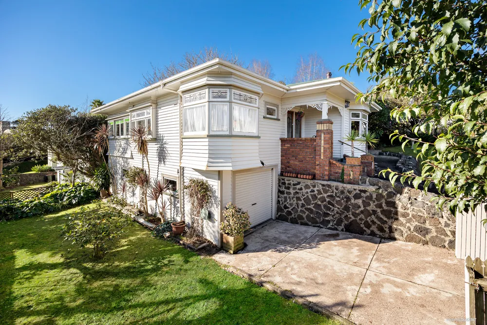 Photos of 18 Alberton Avenue