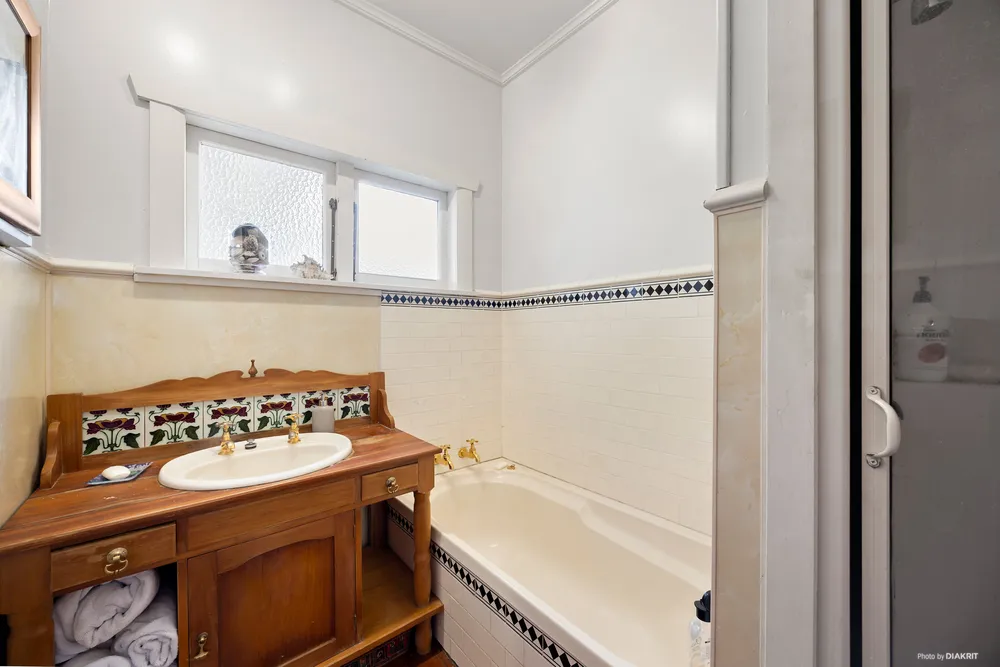 Photos of 18 Alberton Avenue