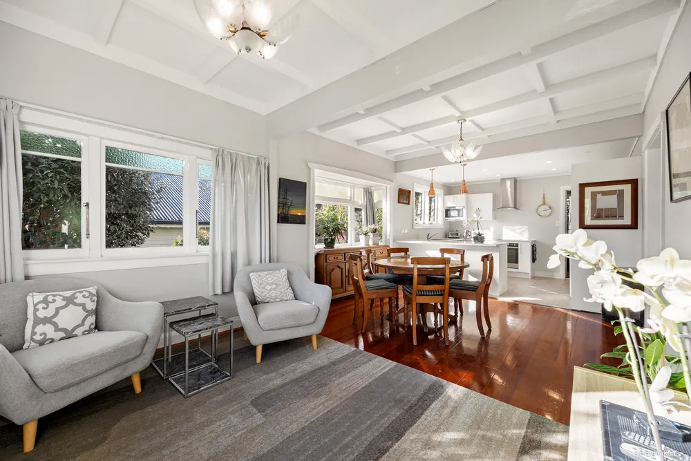 Photos of 18 Alberton Avenue