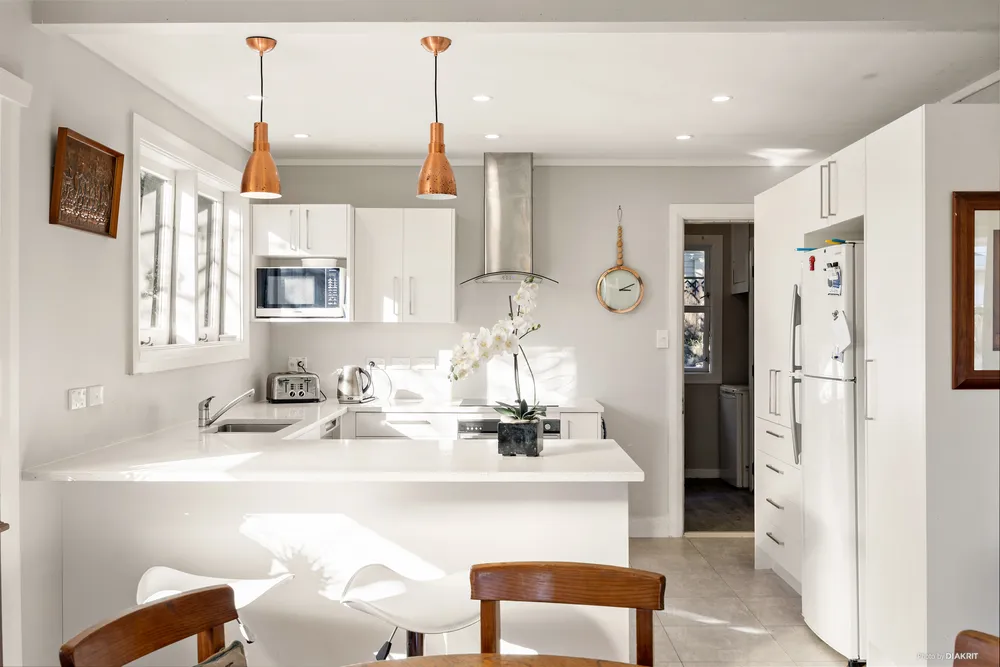 Photos of 18 Alberton Avenue