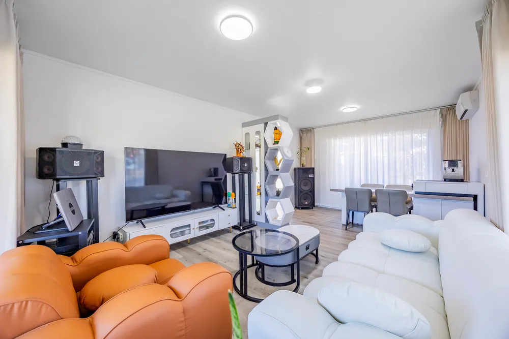 Photos of 21 Waimai Avenue