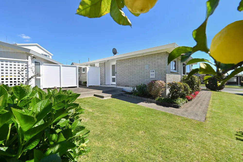 Photos of 16 Mahoe Street