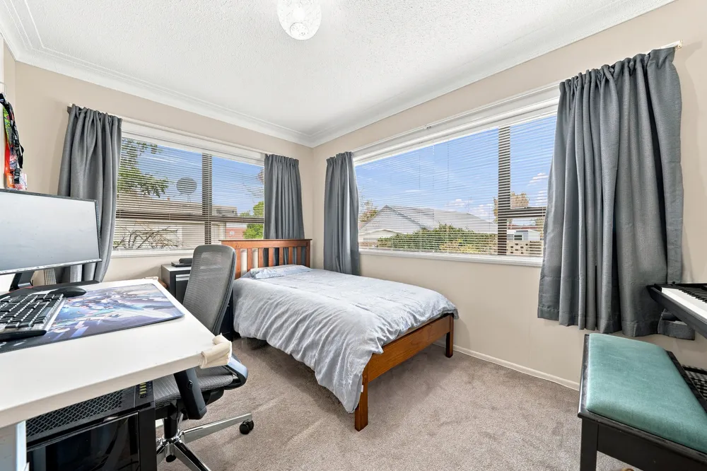 Photos of 18 Lipscombe Avenue