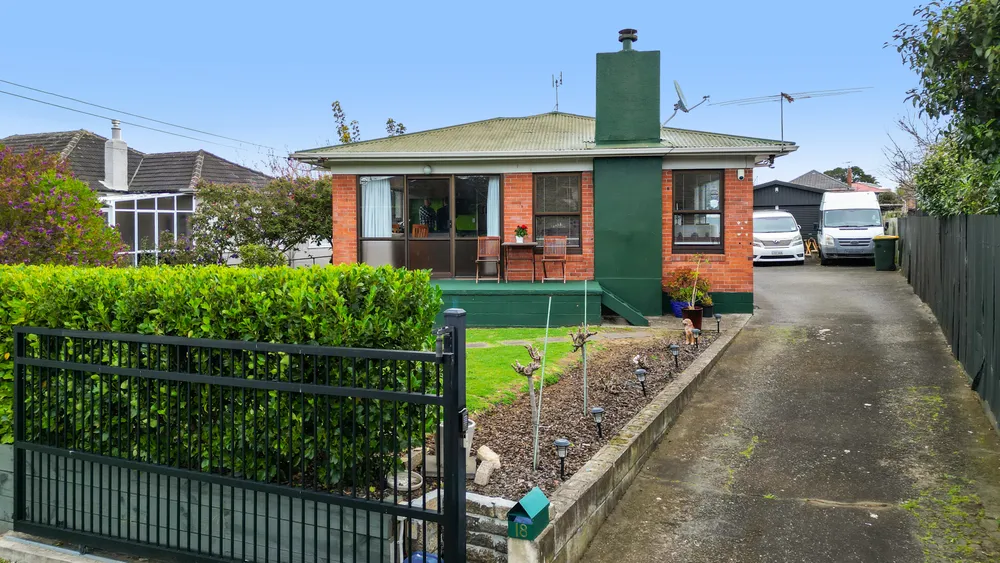 Photos of 18 Lipscombe Avenue