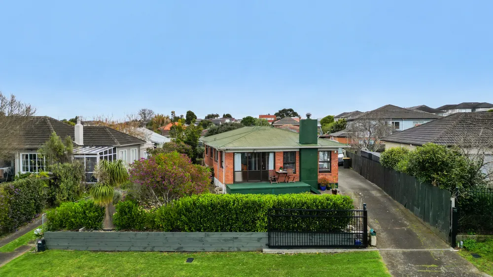 Photos of 18 Lipscombe Avenue