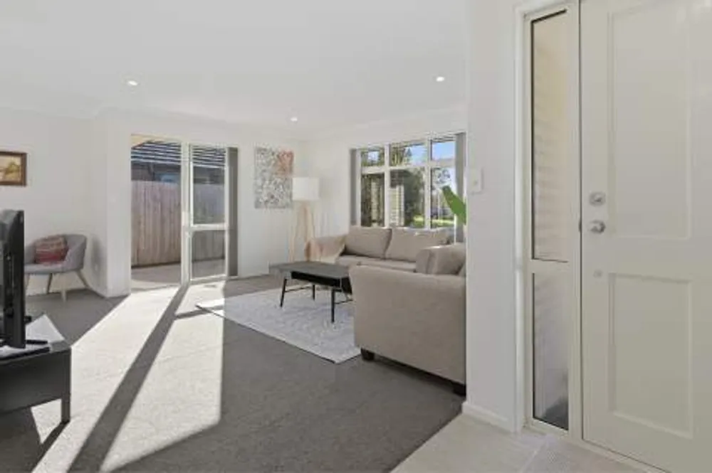 Photos of 35 Leet Crescent