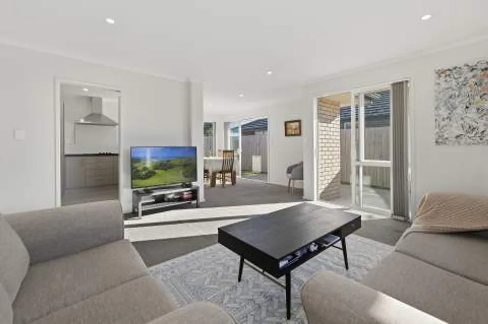 Photos of 35 Leet Crescent