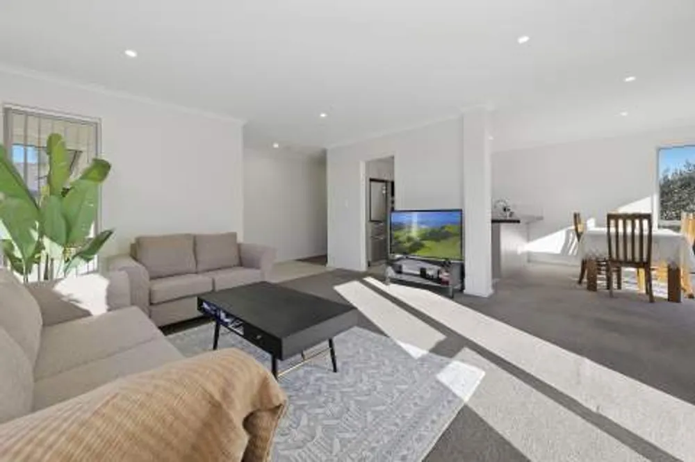 Photos of 35 Leet Crescent
