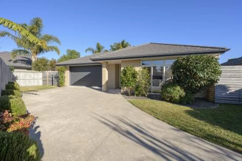 Photos of 35 Leet Crescent