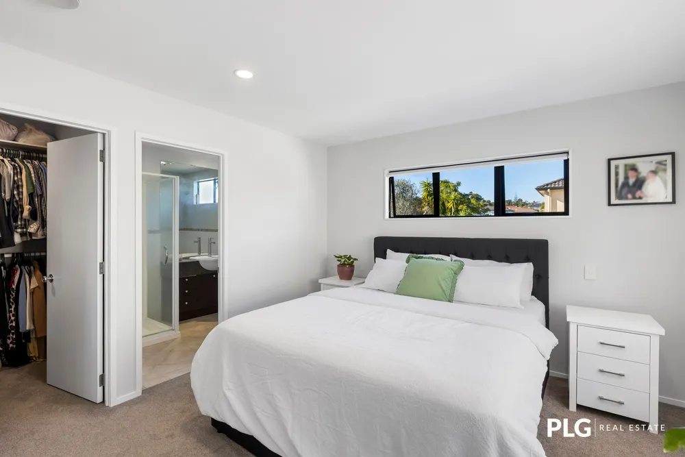Photos of 11 Oakville Avenue