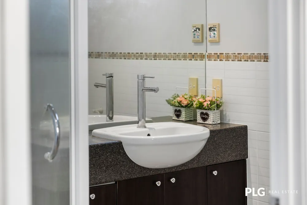 Photos of 11 Oakville Avenue