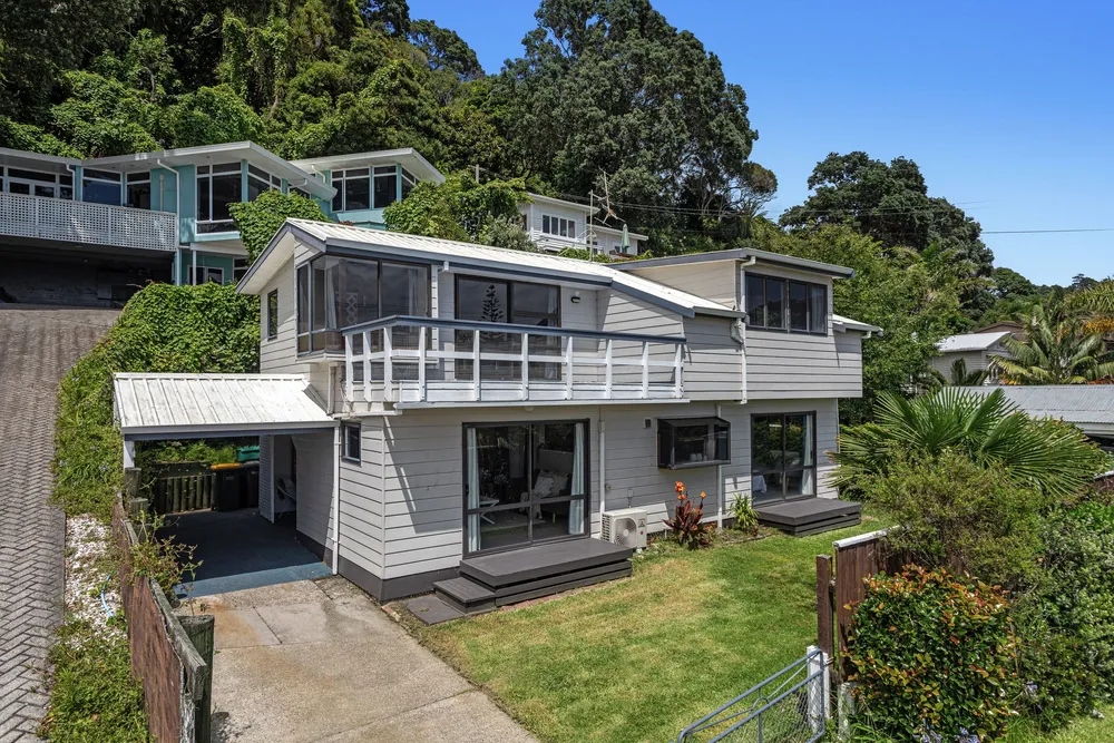 Photos of 90 Pohutukawa Avenue