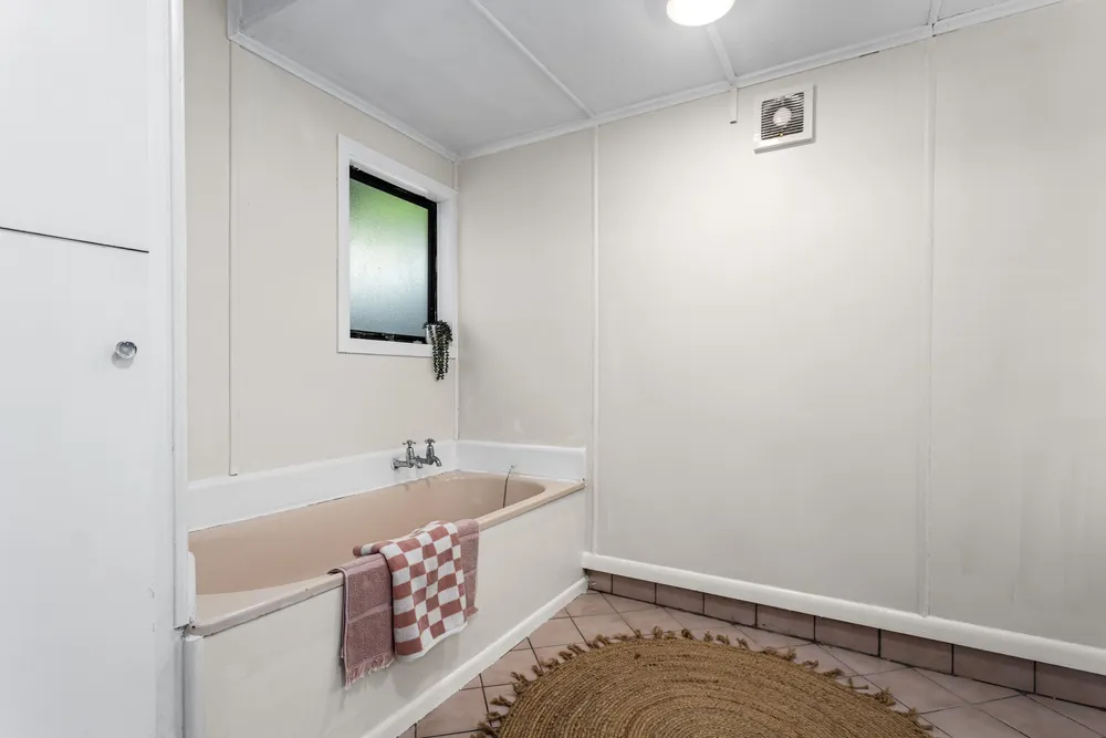 Photos of 90 Pohutukawa Avenue