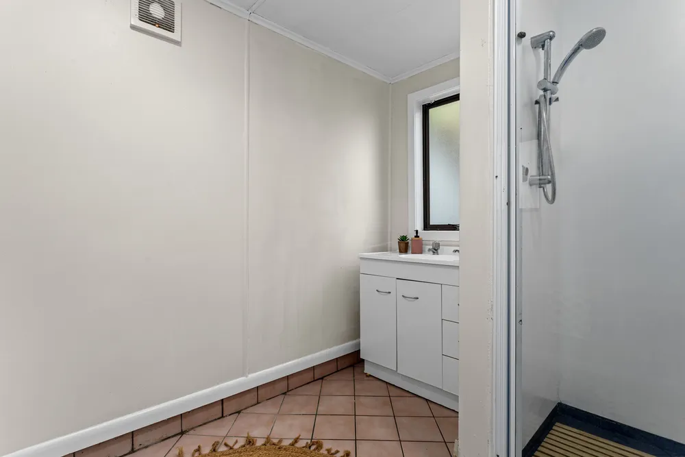 Photos of 90 Pohutukawa Avenue