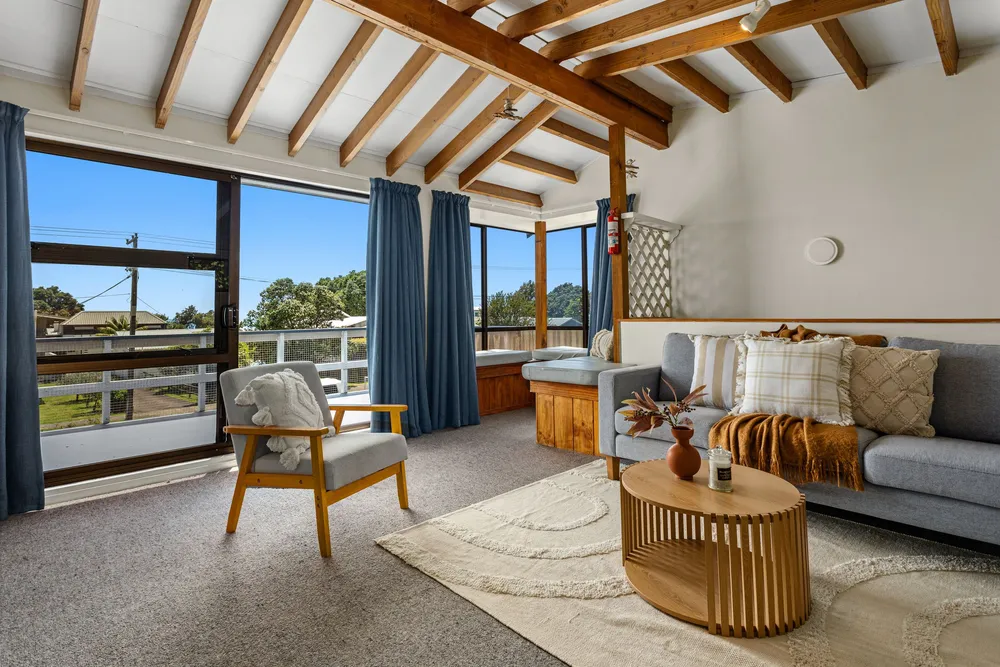 Photos of 90 Pohutukawa Avenue