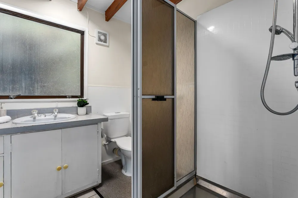 Photos of 90 Pohutukawa Avenue