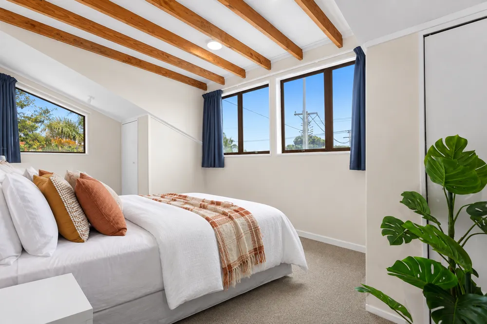 Photos of 90 Pohutukawa Avenue