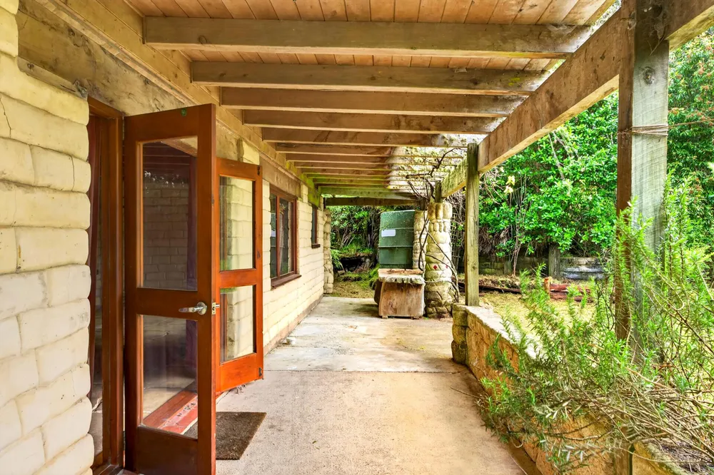 Photos of 204 Oyster Point Road