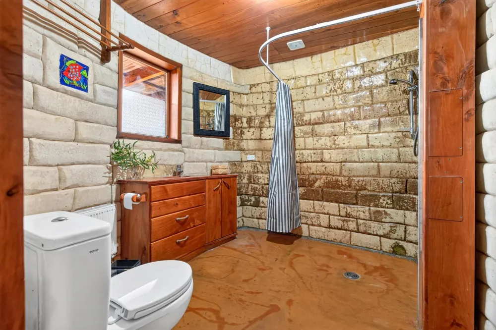 Photos of 204 Oyster Point Road