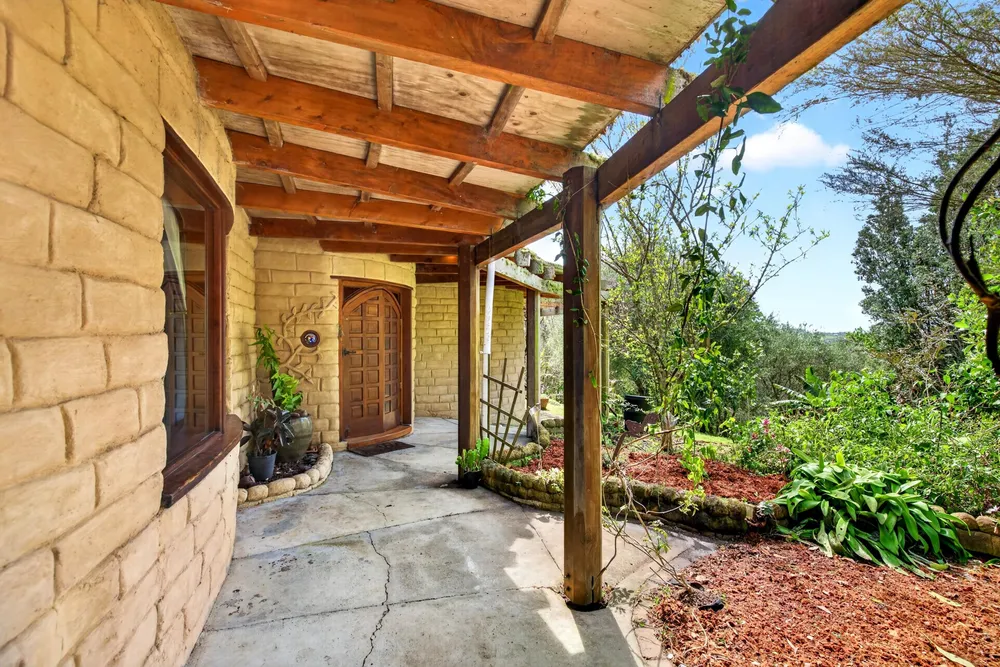 Photos of 204 Oyster Point Road