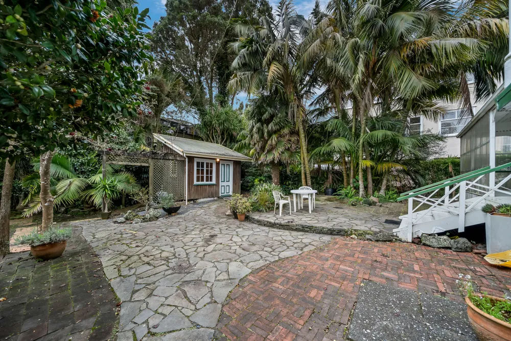 Photos of 17 Hillside Crescent South