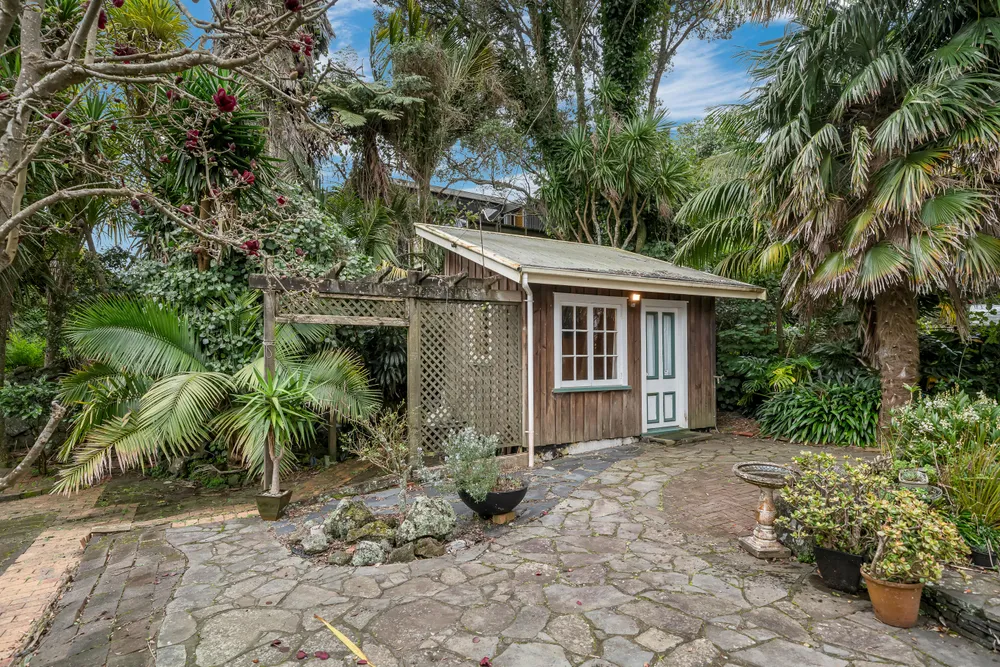 Photos of 17 Hillside Crescent South
