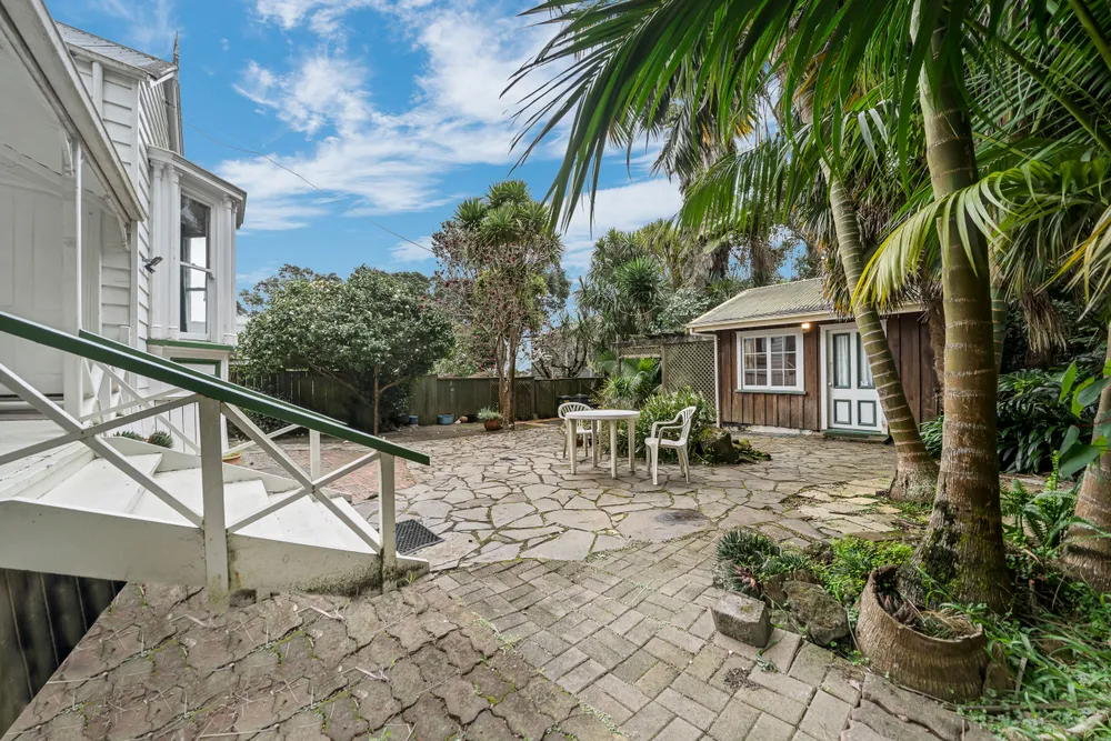Photos of 17 Hillside Crescent South