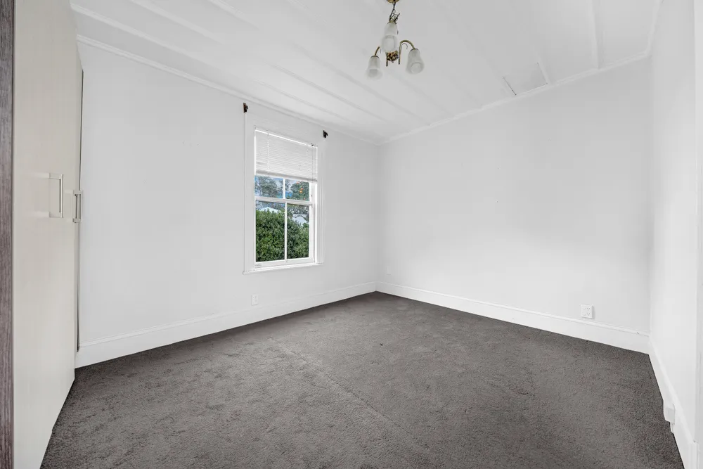 Photos of 17 Hillside Crescent South