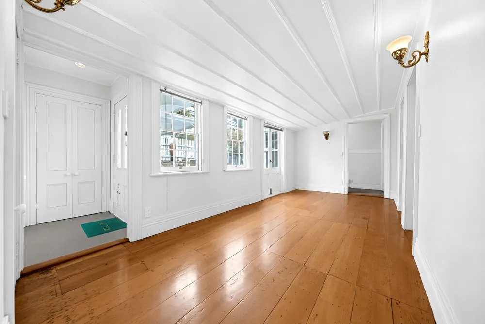 Photos of 17 Hillside Crescent South