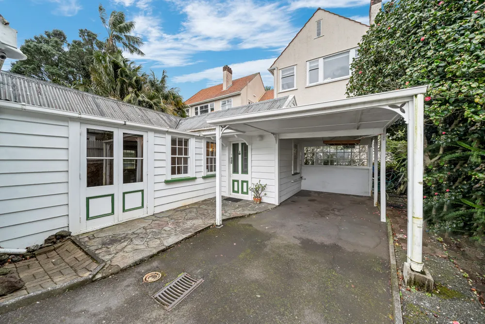 Photos of 17 Hillside Crescent South