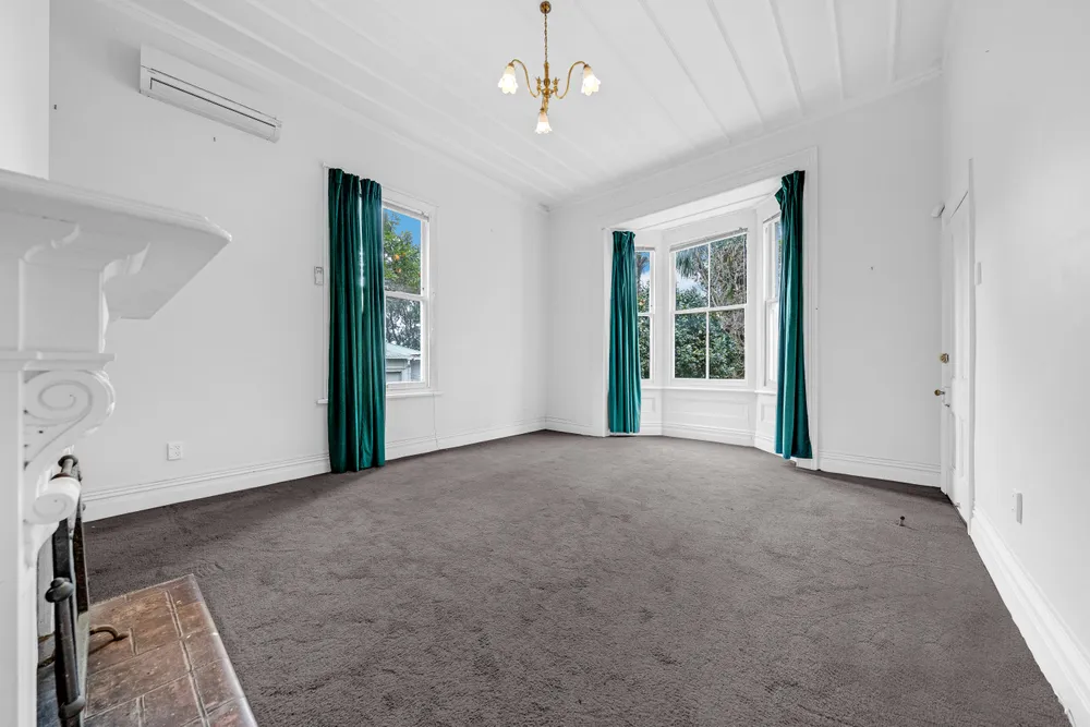 Photos of 17 Hillside Crescent South