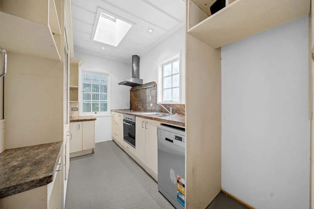 Photos of 17 Hillside Crescent South