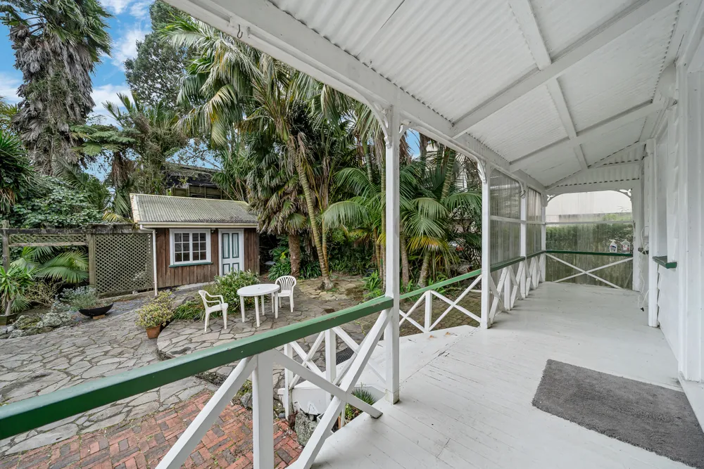 Photos of 17 Hillside Crescent South
