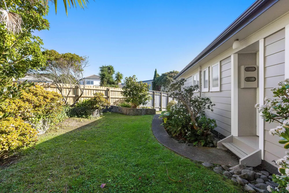 Photos of 18a Rishworth Avenue