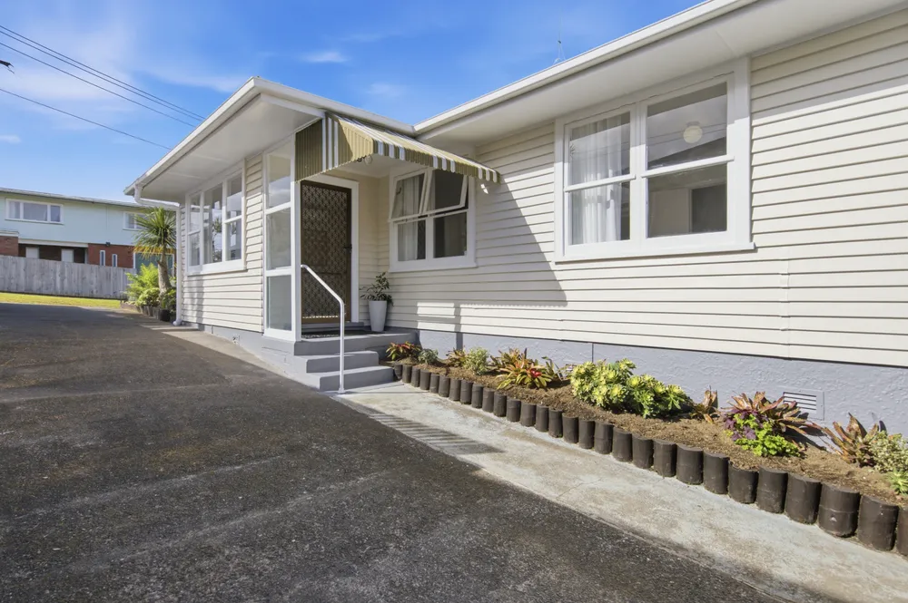 Photos of 27 Hillview Avenue